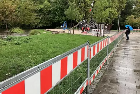 Wegen Überflutungsgefahr vorsorglich gesperrt: der Piratenspielplatz an der Festwiese. 