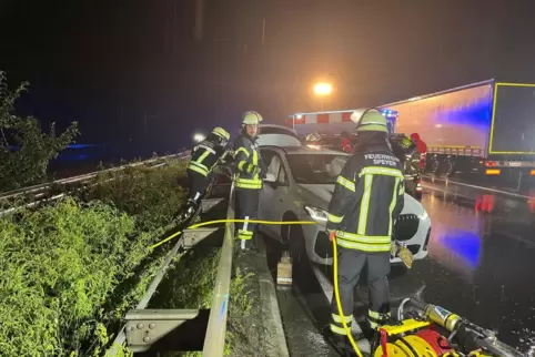 Die Feuerwehr befreite eine eingeklemmte Frau. 