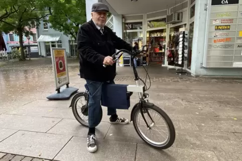 Manfred Panter hat sein Laufrad mit Hilfsantrieb entwickelt. r 