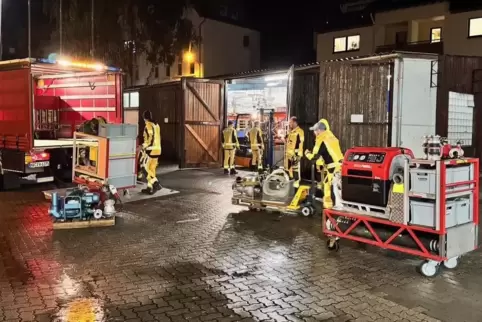 Kurz nach 20 Uhr luden Feuerwehrleute am Mittwoch an der Hauptfeuerwache Pumpen und Material in Einsatzwagen, um eine Verstopfun