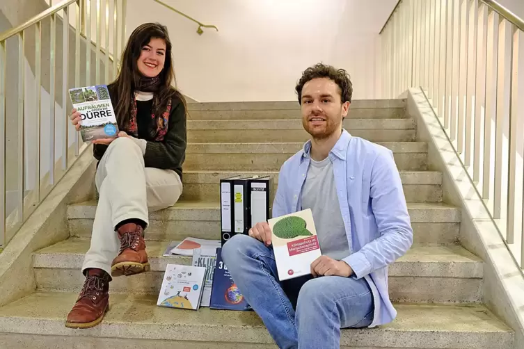 Klimaanpassungsmanagerin Anne-Lorraine Ring und ihr Kollege, der Klimaschutzmanager Jonas Kirch. 
