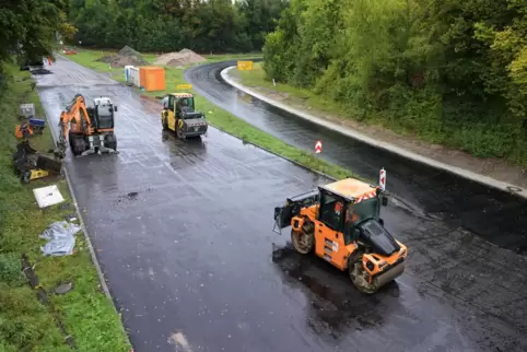 Bevor der ganz große Regen kam: Asphaltarbeiten auf der B39. Bevor der ganz große Regen kam: Asphaltarbeiten auf der B39.