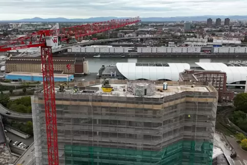 Blick auf die Arbeiten auf dem Rathausdach. 