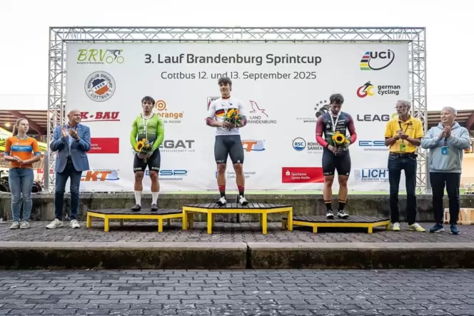 Der Sport steht wieder im Mittelpunkt: Jens Hartwig (Zweiter von rechts), Vorsitzender des RV Dudenhofen, mit Keirin-Meister Luc