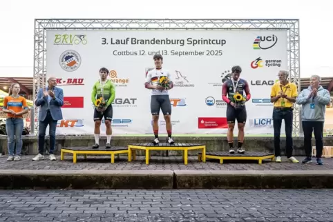 Der Sport steht wieder im Mittelpunkt: Jens Hartwig (Zweiter von rechts), Vorsitzender des RV Dudenhofen, mit Keirin-Meister Luc