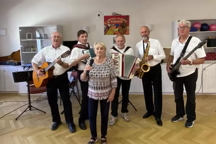 Irmgard Apel und ihre Musikanten (von links): Ralph Keller, Norbert Heene, Karl Regenauer, Sevket Kocaaydin und Thomas Kaiser. 