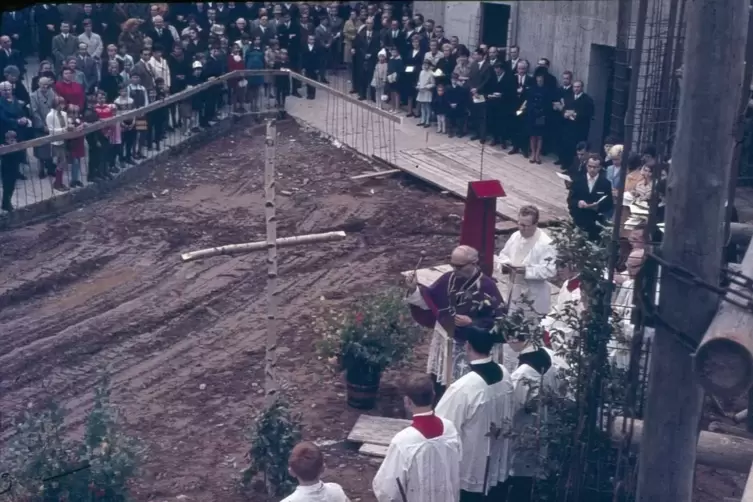 Die Grundsteinlegung erfolgte im Oktober 1968.