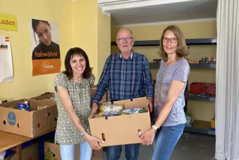 Susanne Succu, Joachim Hüther und Susanne Weber packen einmal im Monat Kisten für bedürftige Mutterstadter. 