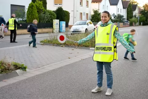 Sorgt dafür, dass Kinder sicher über die Straße kommen: Kerstin Mache. 