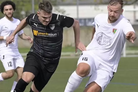 Einst in Ruchheim, jetzt bei Phönix: Dominik Strohmeier (links) erzielte das wichtige 1:0 beim FC Speyer 09. 
