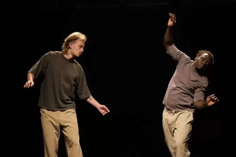 Anton Rieger (links) und Michel Ateba liefern sich in &bdquo;Hands of Fate&ldquo; von Mike Planz ein besonderes Duell &ndash; das &bdquo;gr&ouml;&szlig;te Spiel al