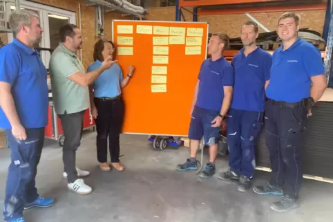 INQA-Coaching für agiles Arbeiten bei Elektro Jantz in Dudenhofen: Firmenchef Steffen Jantz, INQA-Coach Daniel Roth-Shahshahani,