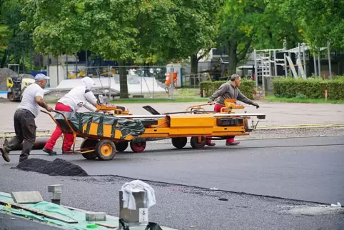 Mitarbeiter der Firma Polytan aus Burgheim beschichten auf dem Kleinen Exe die neuen Spielfelder. Mitarbeiter der Firma Polytan aus Burgheim beschichten auf dem Kleinen Exe die neuen Spielfelder.