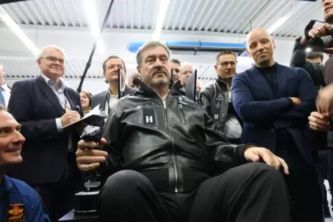 Bayerns Ministerpräsident Markus Söder beim Besuch der Helsing-Tochter Grob Aircraft im bayerischen Tussenhausen in einem Simula