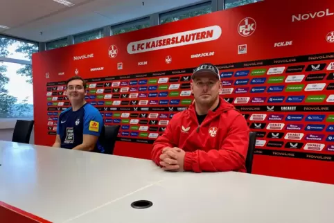  Daniel Lüth (links) wollte gern mal den Presseraum im Fritz-Walter-Stadion sehen. Dominik Berker vom Stadionteam kennt den Raum