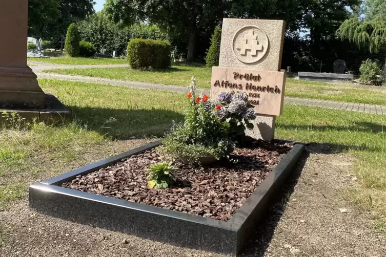 Henrich ist auf eigenen Wunsch in Kuhardt begraben, wo er seit 1988 lebte. . 