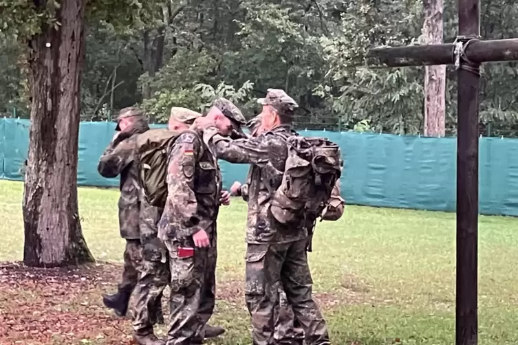 Den Wallfahrenden wird je eines der Kreuze umgeh&auml;ngt. 