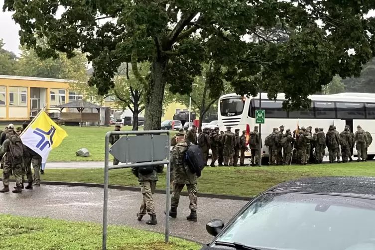 Abmarsch zur Busfahrt zum Zwischenziel Bellheim.