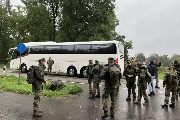 Am Bellheimer Waldrand hei&szlig;t es aussteigen. Vom Trockenen ins Nasse. 