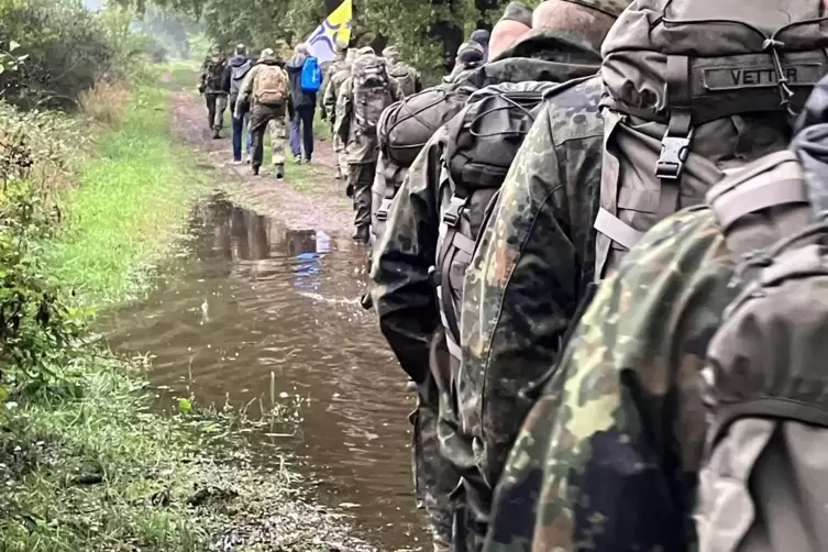 Immer wieder zwingen teils sehr gro&szlig;e Pf&uuml;tzen zum Ausweichen. 