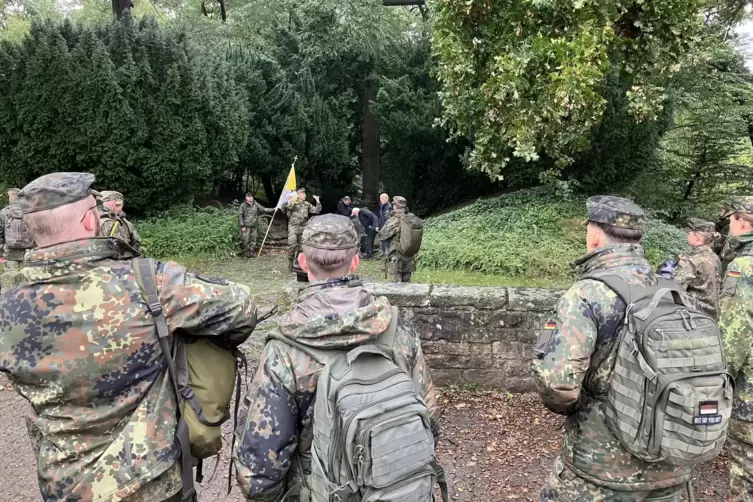 Rast und innere Einkehr am Bellheimer Kriegerdenkmal. 