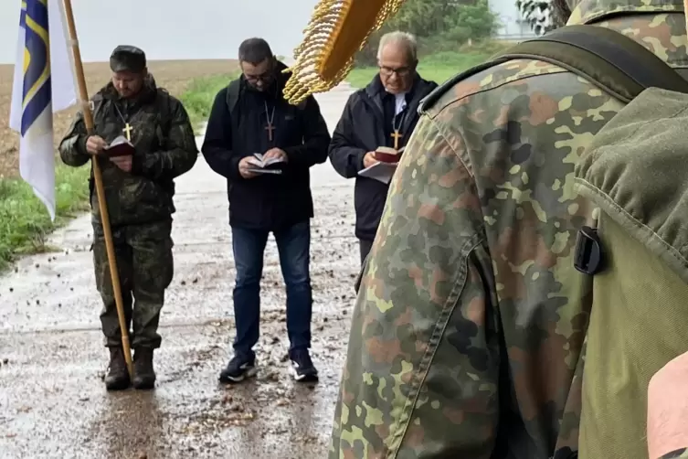 Rast und innere Einkehr nach einem Imbiss auf dem Gollenberg zwischen Knittelsheim und Herxheim. 