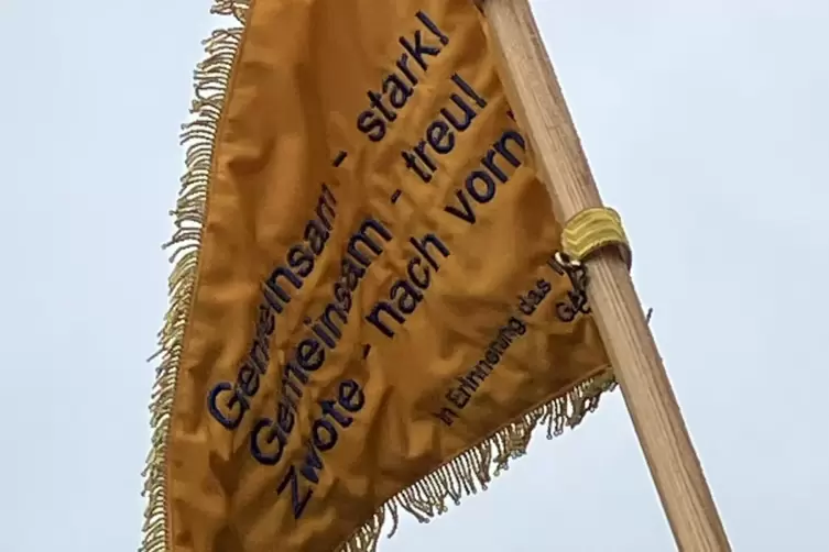 Ein Vertreter der zweiten Kompanie des Luftwaffenausbildungsbataillons h&auml;lt die Fahne hoch. 