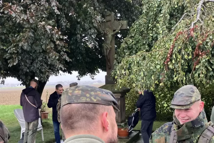 Letzte Rast und Andacht am Wegkreuz kurz vor Herxheim. 