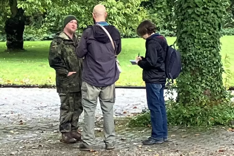 Schnell noch ein Interview mit einem Soldaten. Vertreter der Kirche(-nzeitung) bei der Arbeit. 