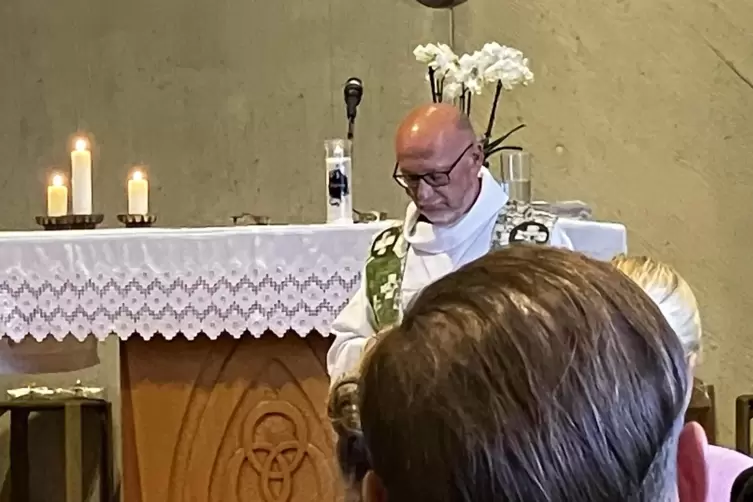 W&auml;hrend des Gottesdienstes von Generalvikar Markus Magin wird die Wallfahrtskerze (Bildmitte) entz&uuml;ndet. 