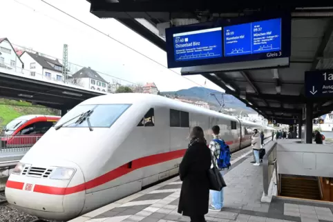 Der Direkt-ICE von Neustadt nach Berlin soll künftig noch häufiger weiter nach Binz auf Rügen fahren. Heidelberg bekommt künftig