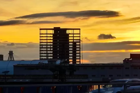 Bald ist auch diese Rathaussilhouette im Sonnenuntergang nicht mehr zu sehen.