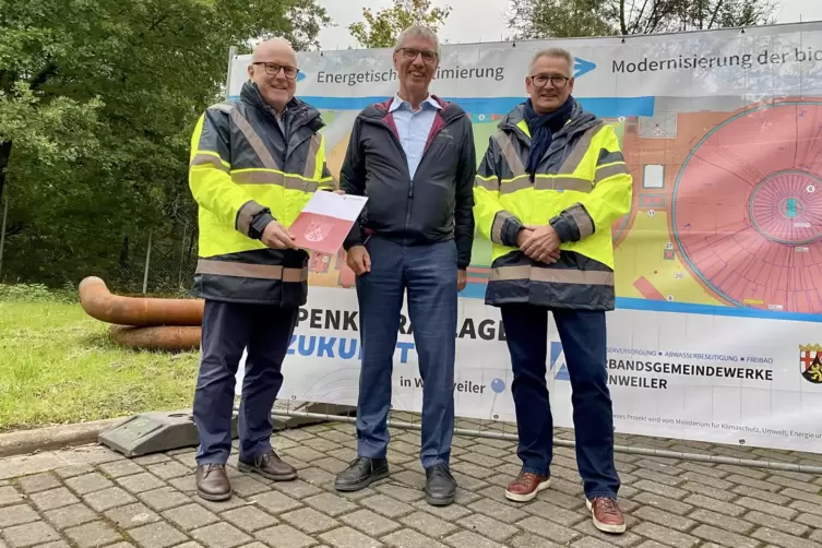 B&uuml;rgermeister Rudolf Jacob (links) nimmt den F&ouml;rderbescheid von Staatssekret&auml;r Erwin Manz entgegen. Rechts VG-Werkleiter Manfred