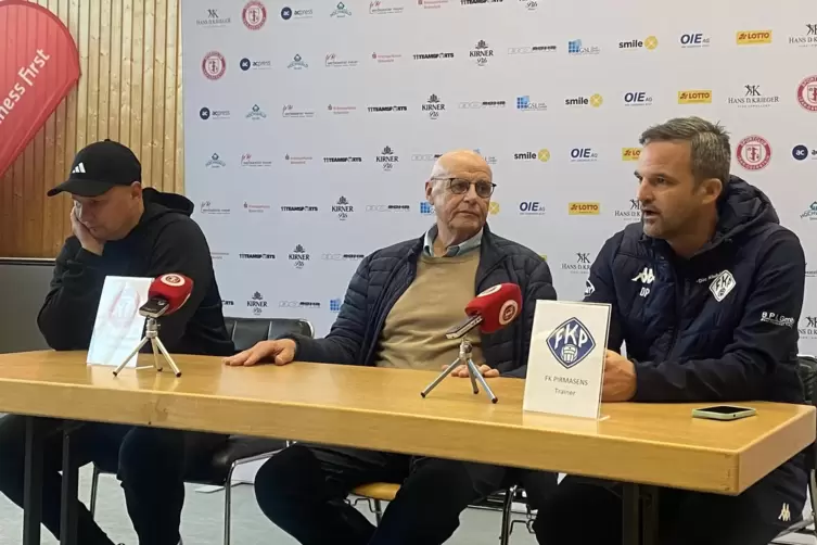 Die Pressekonferenz nach dem Spiel: W&auml;hrend FKP-Trainer Daniel Paulus (rechts) sein Statement abgibt, ist Idar-Obersteins Coach 