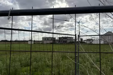Es wird noch dauern, bis sich auf dem Grundstück der Gemeinde hinter diesem Zaun etwas tut. 