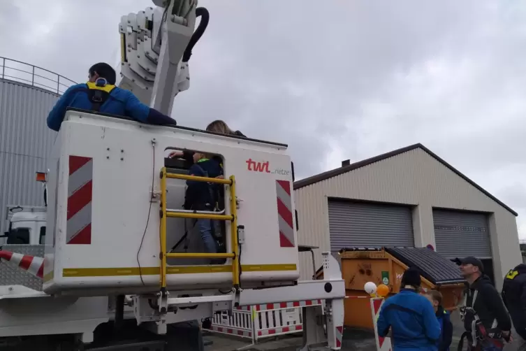 Ungewohnte Ausblicke gab es aus der TWL-Arbeitsb&uuml;hne &uuml;ber die D&auml;cher von Ludwigshafen.