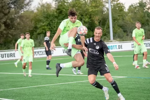 Springt hoch: Zeiskams Aaron Denk Gracia. Rechts Florian Bicking vom TuS Steinbach.