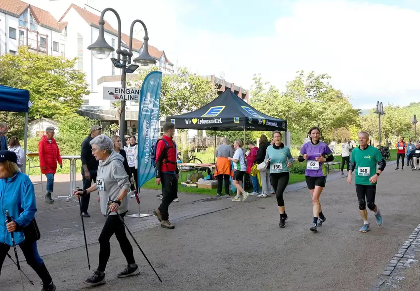 Auch mit Nordic-Walking-Stöcken sind Läufer unterwegs.