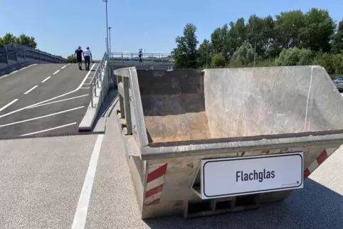 Die Rampe ist das Herzstück des neuen Wertstoffhofes in Contwig. Unser Bild zeigt den ersten Absetz-Container. 