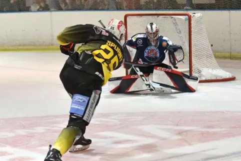 Adam Spurny (links) trifft zum 2:0 gegen die U20 des Mannheimer ERC.