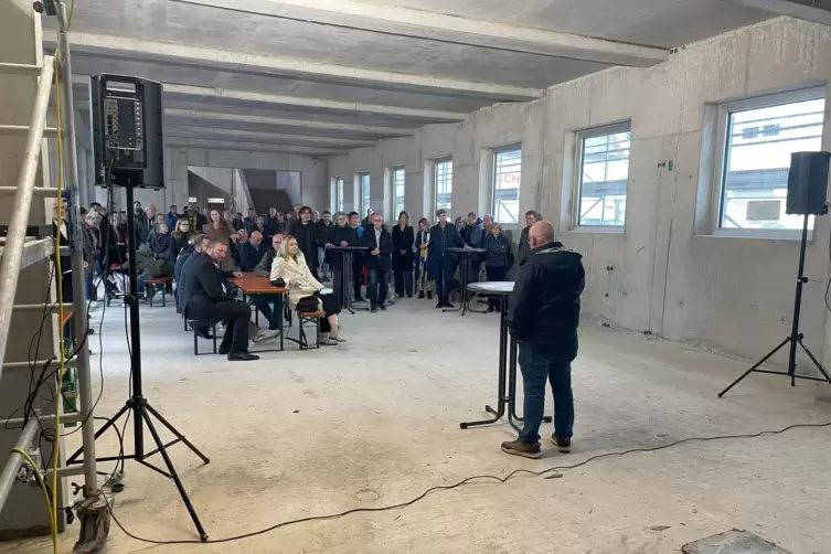 Festakt mit G&auml;sten im Mensa-Rohbau. 