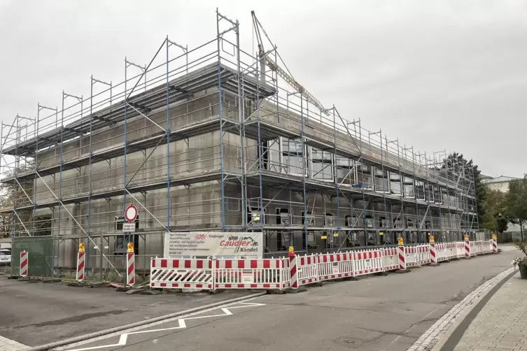 Blick auf den Mensa-Rohbau an der Marktstra&szlig;e in Kandel.