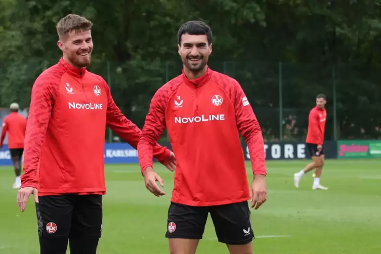 Gute Laune im Lauterer Training: Jan Elvedi (l.) und Mahir Emreli. 