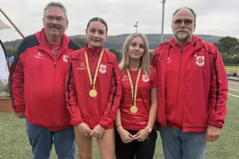Die TVT-Trainer mit den Goldmedaillengewinnerinnen: von links Gerhard Müller, Amy Mongeau, Mia Tauras und Peter Fremgen. 