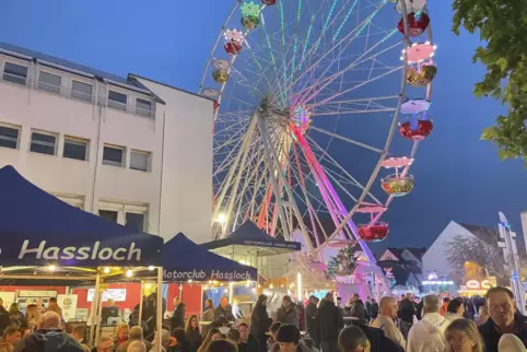Trotz des schlechten Wetters ließen sich die Besucher nicht vom Feiern abhalten. 