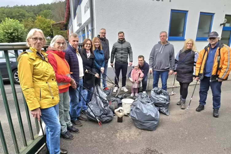 Mit Handschuhen und Greifzangen ausgerüstet waren die Helfer beim ersten Dreck-weg-Tag unterwegs. 