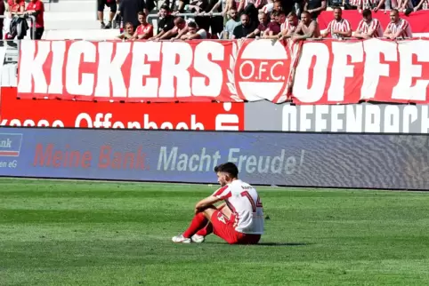 Wo die Tristesse rot-weiße Farben hat: Schnappschuss aus dem Stadion Bieberer Berg in Offenbach. 