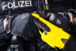 Als der Mann den Platz verlassen wollte, setzten die Beamten den Taser ein.