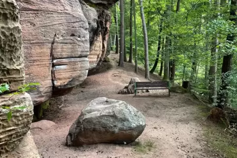 Der 42 Kilometer lange Wandermarathon führt über den gesamten Felsenwanderweg, vorbei an massiven Felsgebilden wie dem Saufelsen