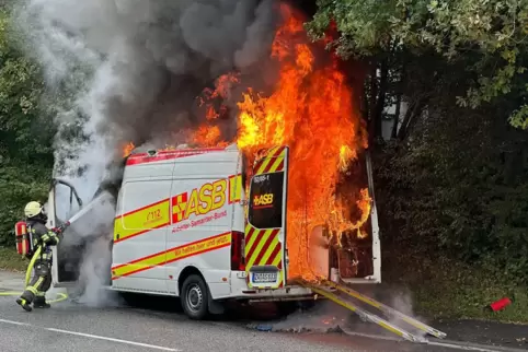 Feuerwehreinsatz in der Zeilbäumer Straße: Der neue Krankentransportwagen des ASB ist wegen eines technischen Defekts ausgebrann